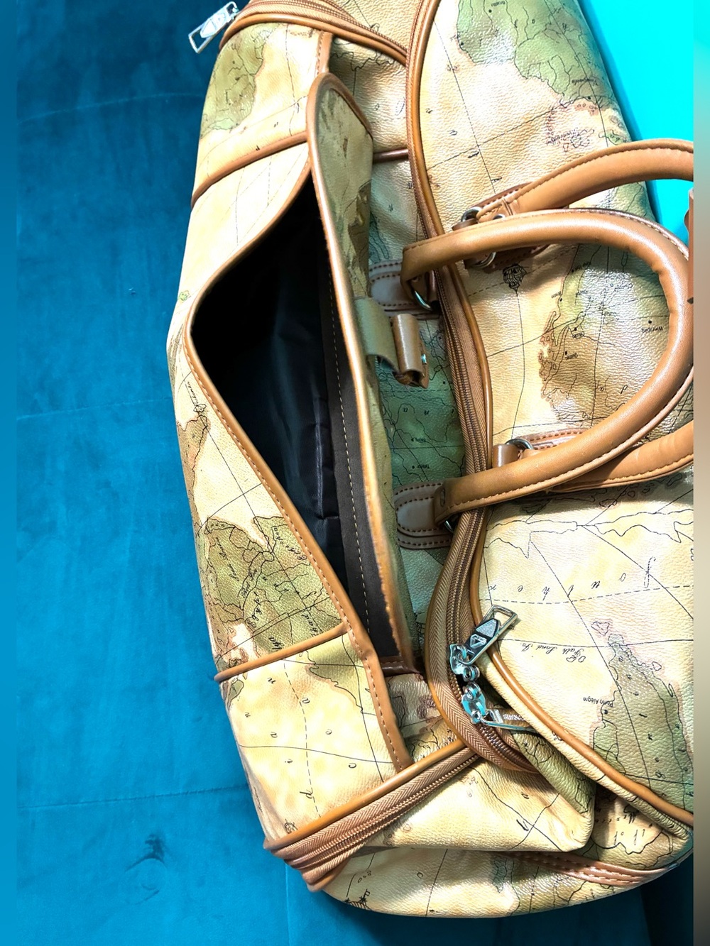 Stylish Travel Bag - Picture 2 of 16